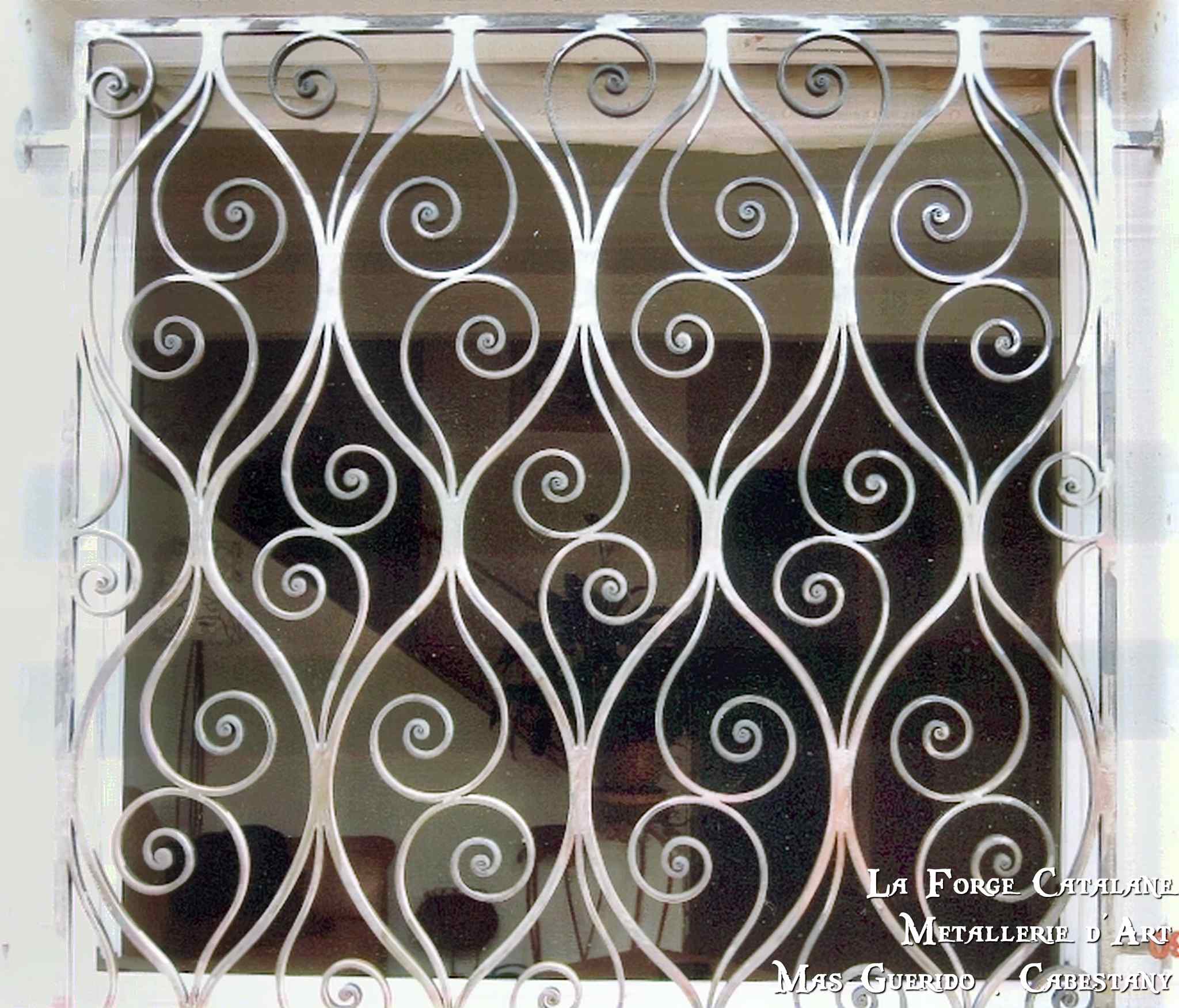 grille protection fixe ouvragee forge catalane.jpg